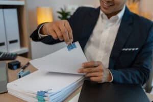 Tax professional organizing documents for ITIN application in Tampa Profesional de impuestos organizando documentos para solicitud de ITIN en Tampa