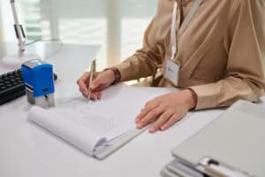 Client signing official documents with notary in Tampa office / Cliente firmando documentos oficiales con notario en oficina de Tampa
