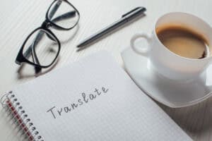Client reviewing documents with a translator in Tampa / Cliente revisando documentos con traductor en Tampa