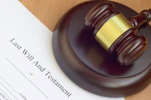 Client signing power of attorney and will documents in Tampa office / Cliente firmando documentos de poder notarial y testamento en oficina en Tampa