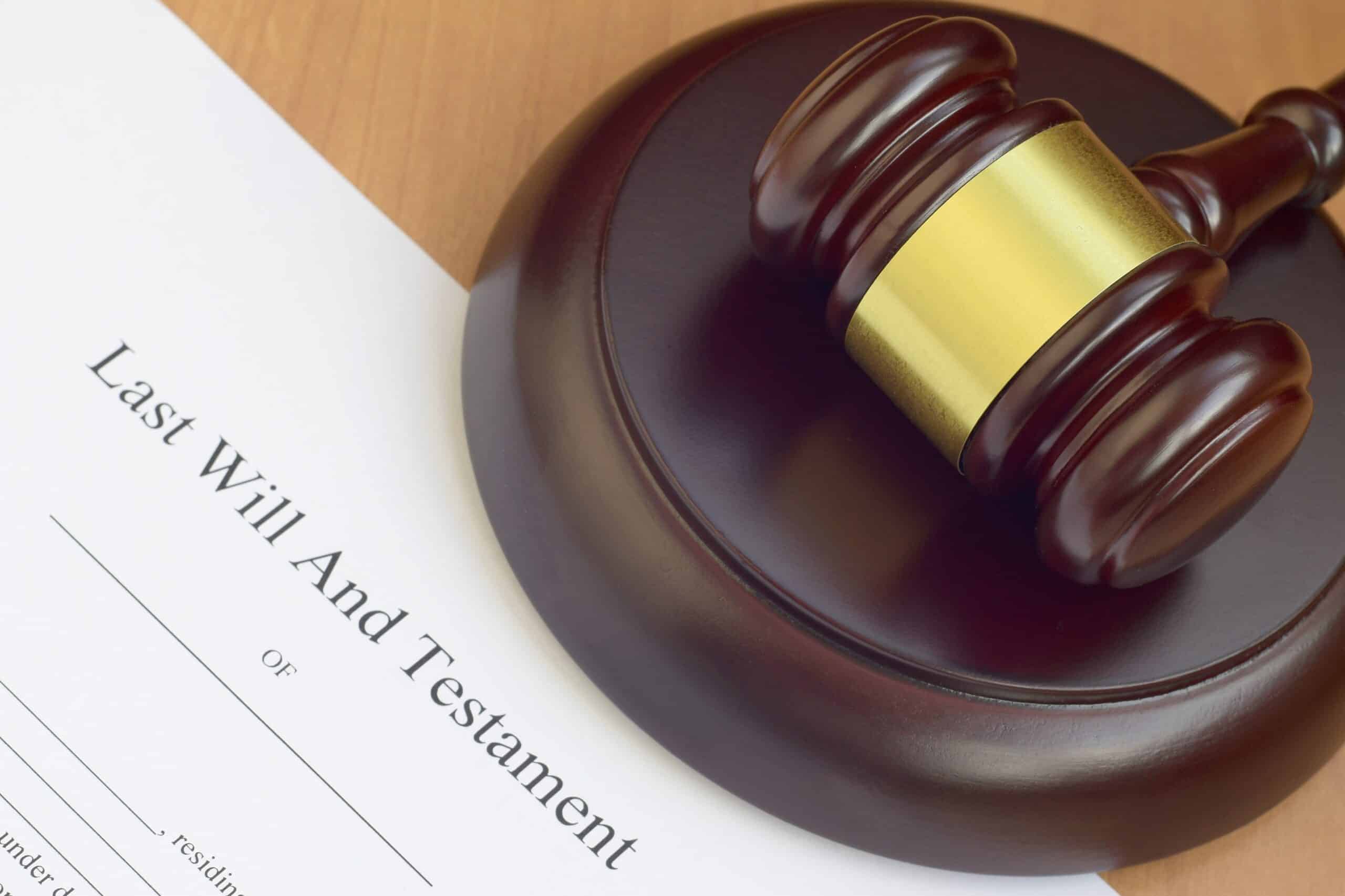 Client signing power of attorney and will documents in Tampa office / Cliente firmando documentos de poder notarial y testamento en oficina en Tampa